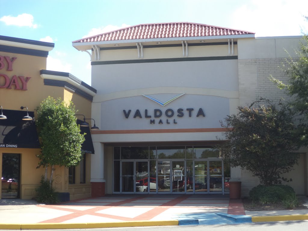 Valdosta Mall entrance (between Belk and Ruby Tuesday) by mriveraz