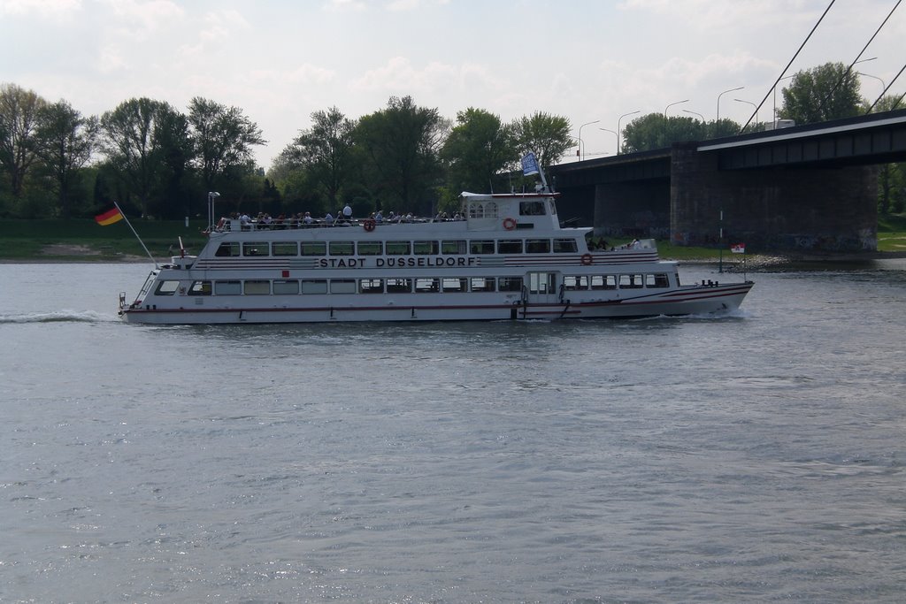 "Stadt Düsseldorf" auf dem Rhein, Düsseldorf by AGW