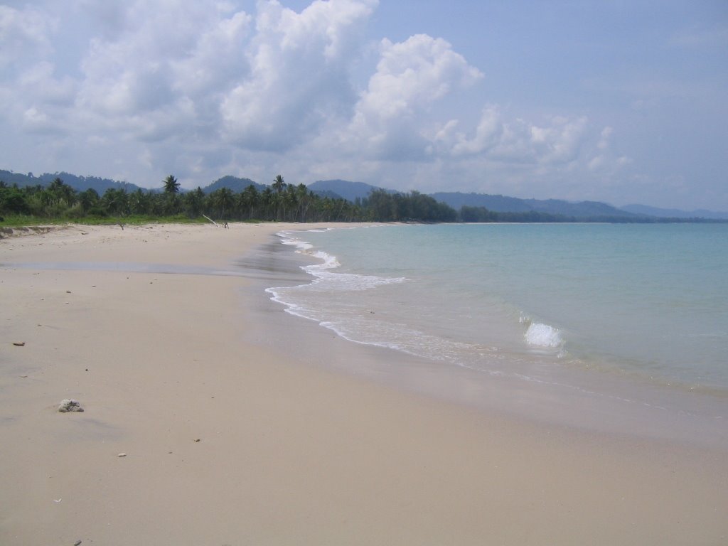 Bang Sak Beach by daggeo