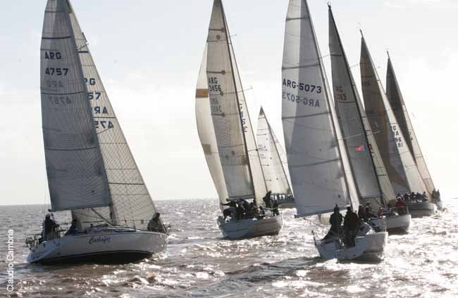 Regata en el Rio de la Plata by horaciopcaride