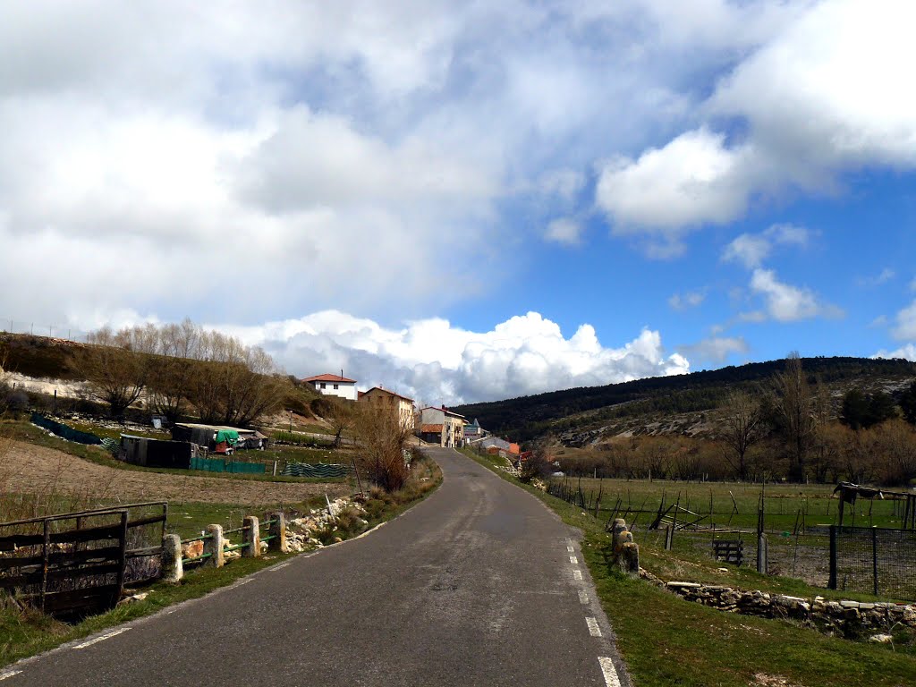 Entrada al pueblo. Guadalaviar (Teruel) Abr/2013 by Román Rojo