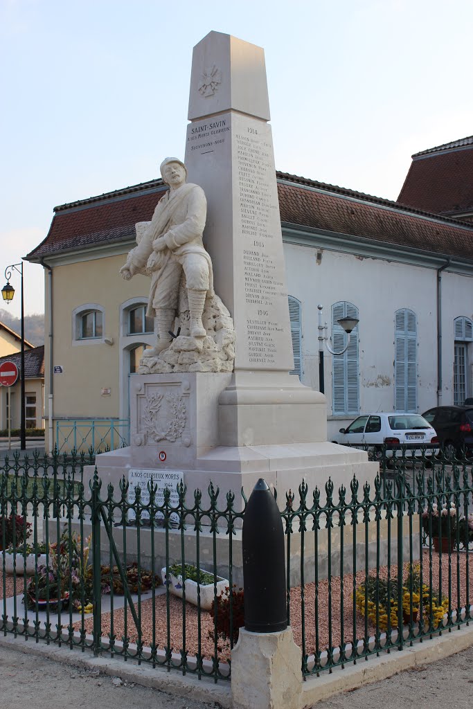 Saint Savin (38) 28 nov 2013. Le Monument aux Morts. by nouchetdu38