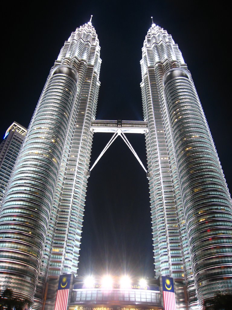 Petronas Twin Towers by HSSmitAir