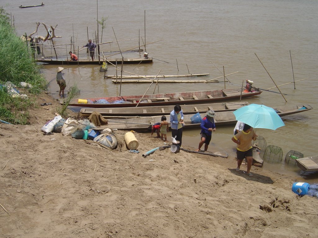 Mekong river Fisher just arrived with theire catch by chezandy