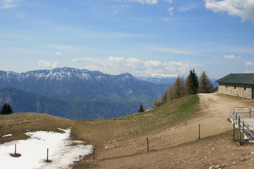 Cima Manderiolo e Cima Vézzena viste dalla malga by Francesco Giacomoni