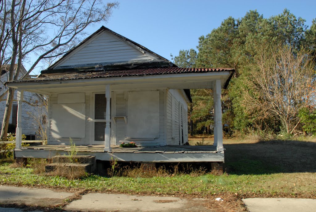 Abandoned House by Chucklestheclown