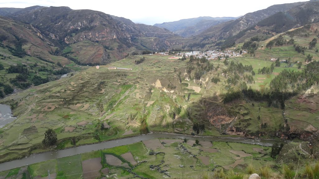 La sombra de la meseta de Rondos sobre Huarín by Walter Beteta Pacheco.