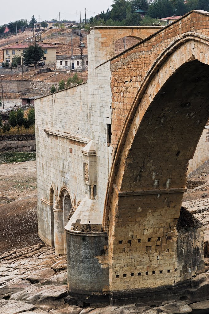 Malabadi Bridge, Çatakköprü Village, Silvan, Diyarbakır by Seref Halicioglu