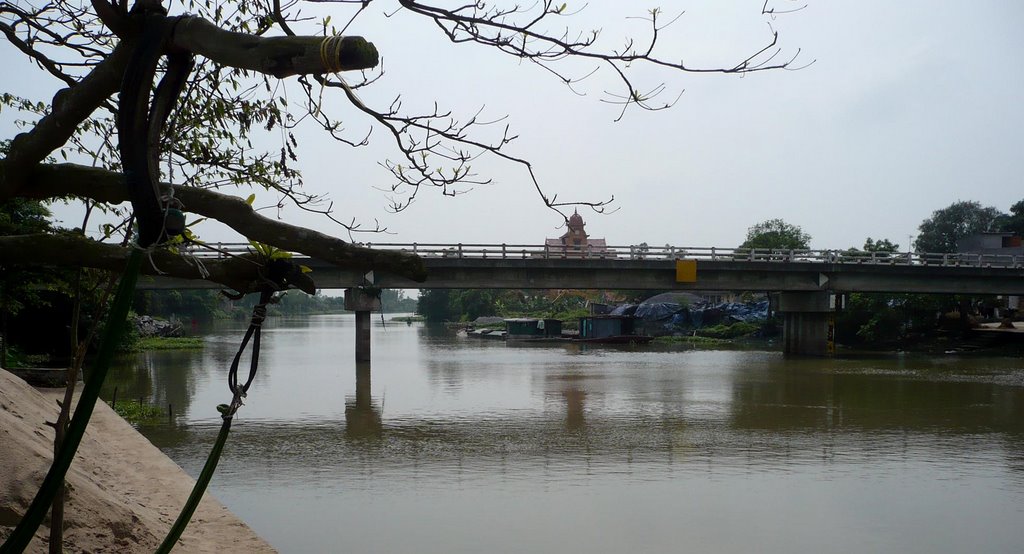 La Rivière sous le pont de Hoan Ai by Alain Fontenas